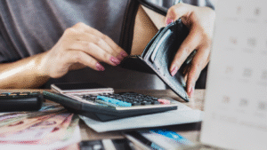 Pusty portfel jako symbol niewypłacalności, długów i powodu do ogłoszenia upadłości konsumenckiej.